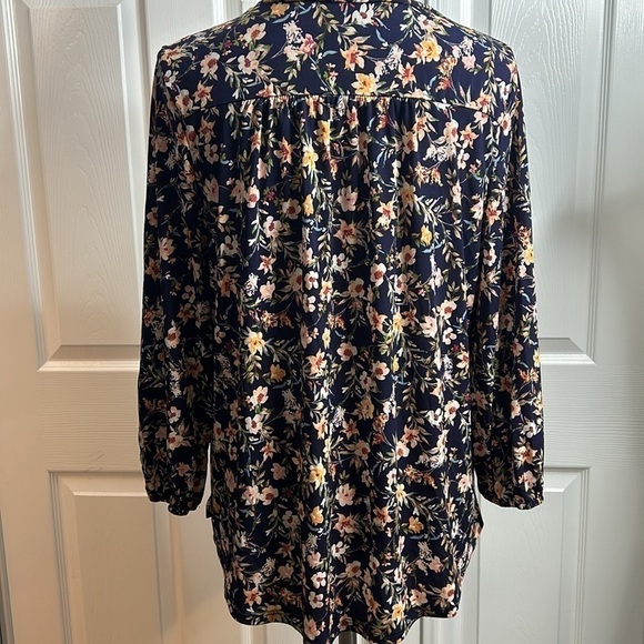 Two By Vince Camuto Blue Floral V Neck Blouse L - Picture 4 of 6